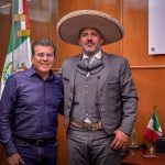 El presidente José Antonio Salcedo acompañado por el alcalde de Mazatlán, Edgar Augusto González