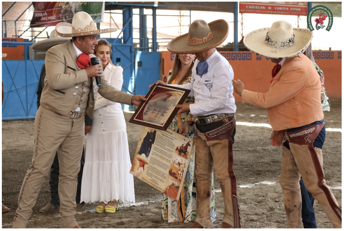 En Los Altos de Jalisco recibió reconocimiento el PUA de la entidad, licenciado Salvador Barajas del Toro, de manos del presidente Salcedo López
