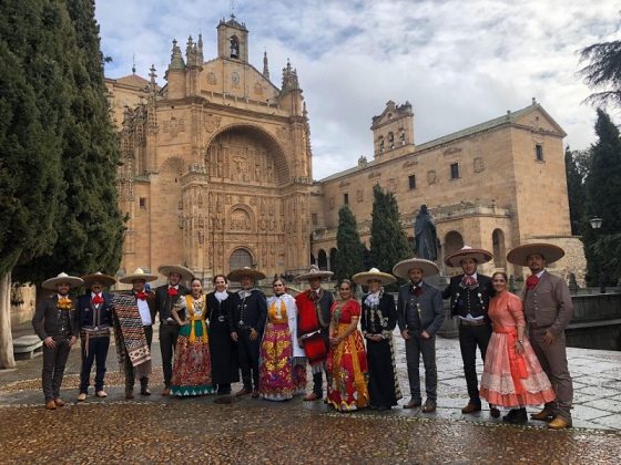 Charros y damas charras frente al Convento de San Esteban en Salamanca (España)