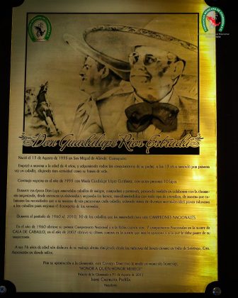 Placa que inmortaliza a Don José Guadalupe Ríos Estrada en el Salón de la Fama de la Federación Mexicana de Charrería