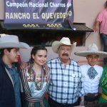 Don “Toño” Echevarría Domínguez y sus nietos