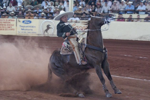 Don José Guadalupe Ríos Estrada ejecutando la cala de caballo