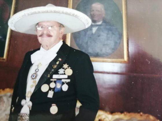 El doctor José islas Salazar luciendo sus condecoraciones nacionales y extranjeras