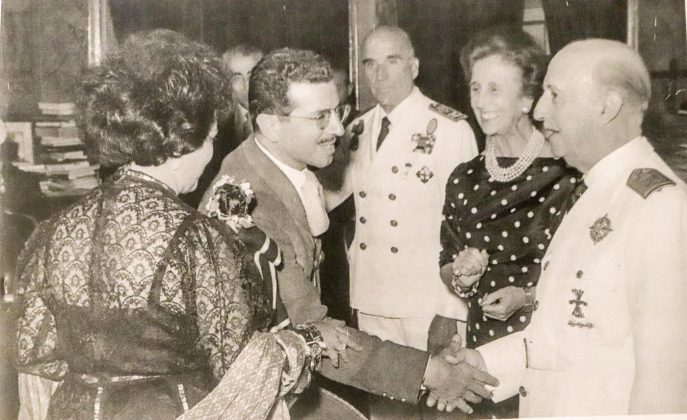 El doctor José Yslas Salazar estrecha la mano del Generalísimo Francisco Franco Bahamonde, Jefe del Estado de España, durante la visita de los charros mexicanos a la Madre Patria en 1964. Atestiguan el saludo la señora Carmen Polo de Franco y el almirante Luis Carrero Blanco