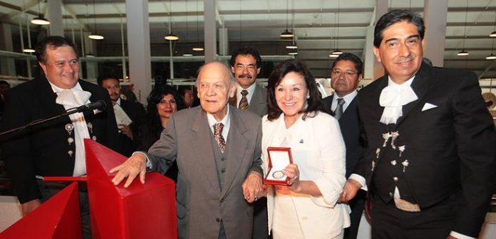 Don Juan Manuel Alférez y su familia durante un reconocimiento que le realizó la misma Peña Charra
