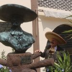 Don Salvador Sánchez Sánchez junto al busto en memoria de su señor padre, don Francisco Javier Sánchez Llaguno