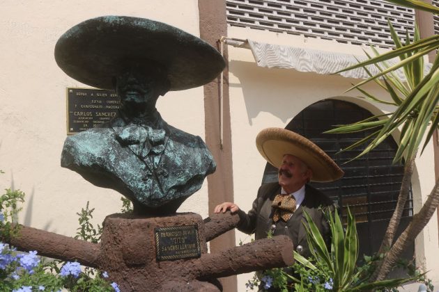 Don Salvador Sánchez Sánchez junto al busto en memoria de su señor padre, don Francisco Javier Sánchez Llaguno