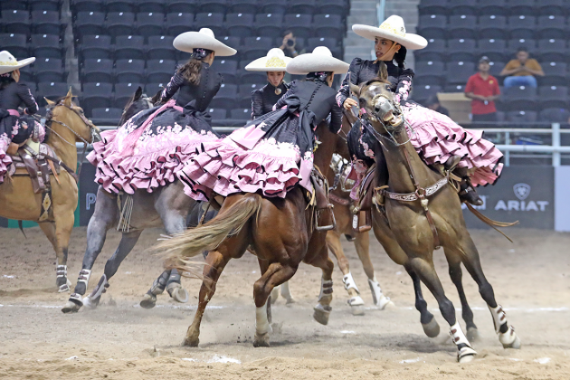 Con mucha habilidad actuó la escaramuza jalisciense Rancho El Herradero, quien encabeza la eliminatoria femenil