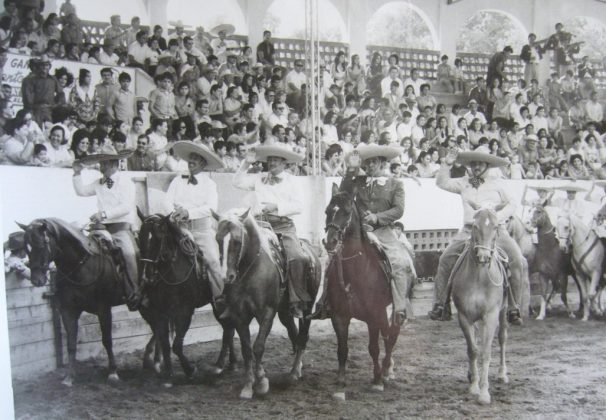Esta foto fue tomada en La Laguna, pero es parte de los charros que quedaron campeones nacionales en Ciudad Juárez, Chihuahua, en 1971