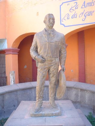 Estatua de Don Gabriel Valenzuela Gómez, actualmente en el lienzo charro de San Juan del Río, Querétaro