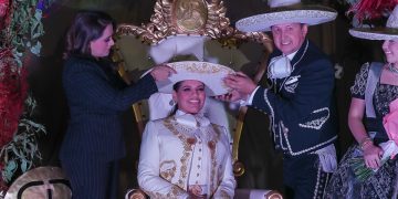 Elegancia y tradición en el Baile de Reinas 2025