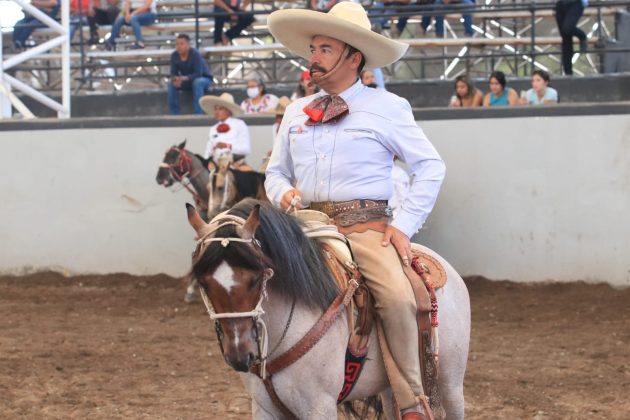 Noé Alcaraz Vidal, corralero a caballo que apoya a Comisión Deportiva en este certamen