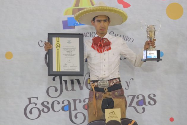 Julio Alberto Coss y León Jiménez, campeón nacional de charros completos juveniles