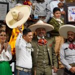 El Gobernador de San Luis Potosí y el Presidente de la Federación Mexicana de Charrería durante la premiación a los ganadores de la categoría Infantil “B”