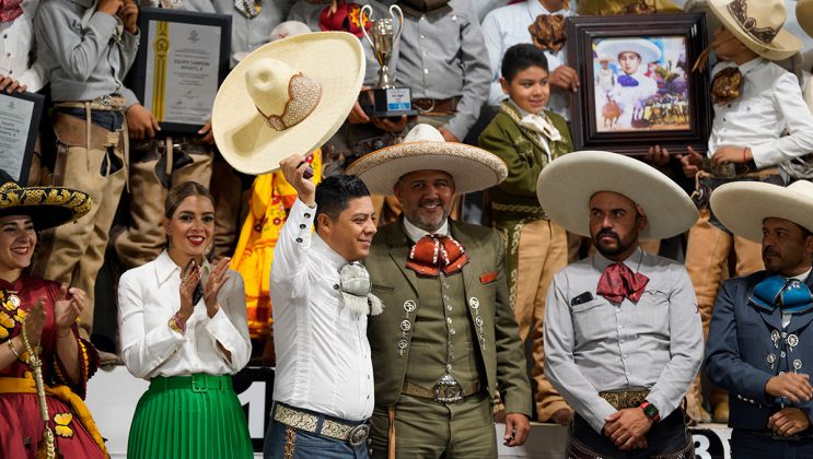 El Gobernador de San Luis Potosí y el Presidente de la Federación Mexicana de Charrería durante la premiación a los ganadores de la categoría Infantil “B”