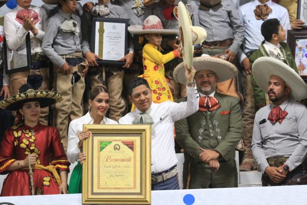 La Unión de Asociaciones de Charros de San Luis Potosí entregó un reconocimiento al gobernador potosino por su apoyo incansable en favor del único deporte nacional mexicano
