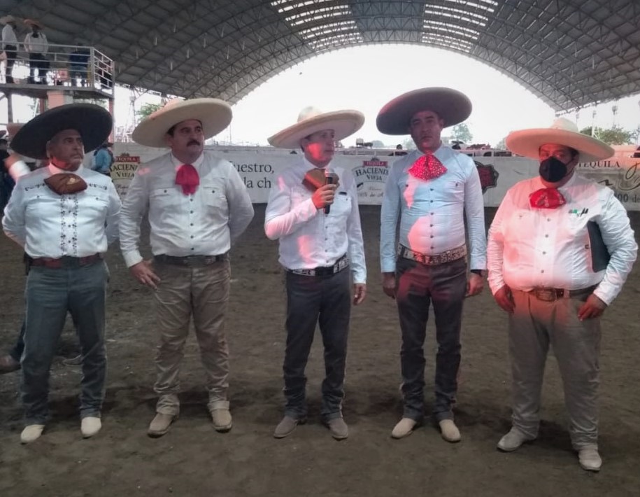 El licenciado Salvador Barajas, PUA de Jalisco al dirigir su mensaje a las agrupaciones de la Costa