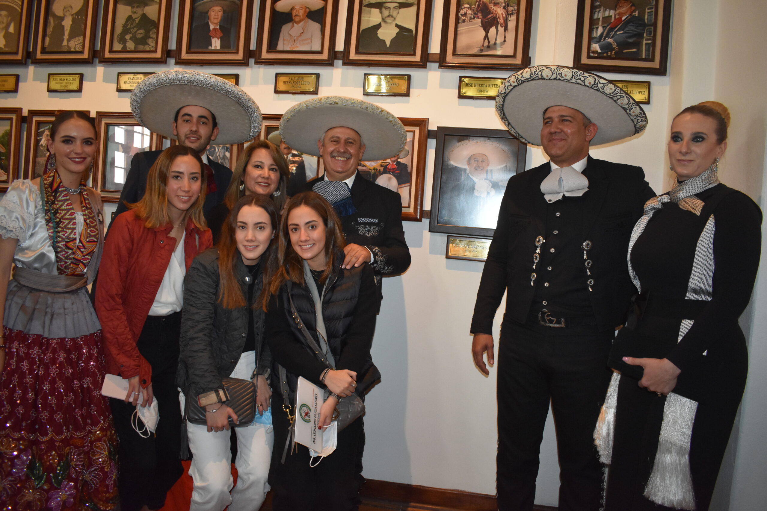 El ingeniero Leonardo Dávila Salinas acompañado por su familia, tras colocar su retrato en la Galería de Presidentes, primer acto celebrado por José Antonio Salcedo López como presidente de la Federación Mexicana de Charrería