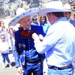 Miguel Márquez Márquez, otrora gobernador de Guanajuato, prendiéndole a José Luis Rodríguez Quintanilla la presea Herradura de Oro