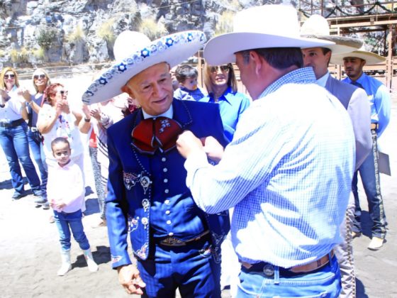 Miguel Márquez Márquez, otrora gobernador de Guanajuato, prendiéndole a José Luis Rodríguez Quintanilla la presea Herradura de Oro