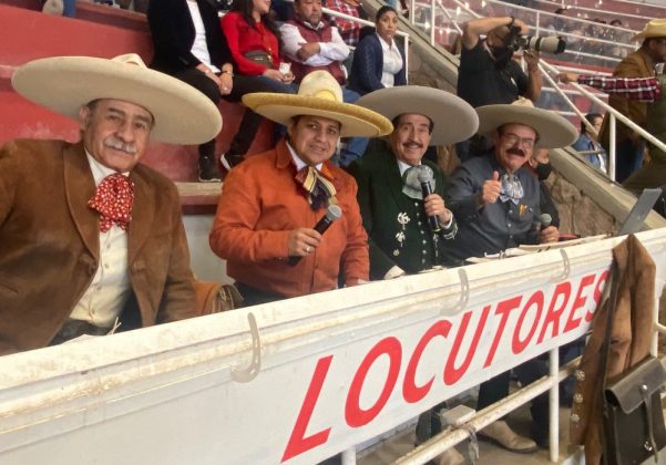 Locutores que llevan la narrativa de las acciones de este certamen en el Monumental Lienzo de Zacatecas