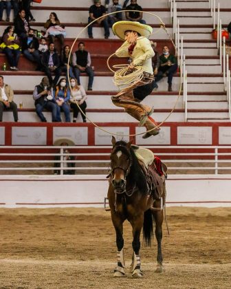 Bella postal de José Manuel Aguayo Guardado ejecutando pasadas sobre el caballo, durante la terna en el ruedo de San José QH
