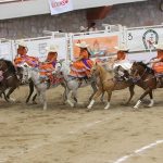 En ejecución del abanico la escaramuza potosina Nobleza Charra “Oro”