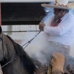 Jesús Hernández chorreando para detener a la yegua bruta en uno de los dos piales en el lienzo que acertó para Rancho San Isidro