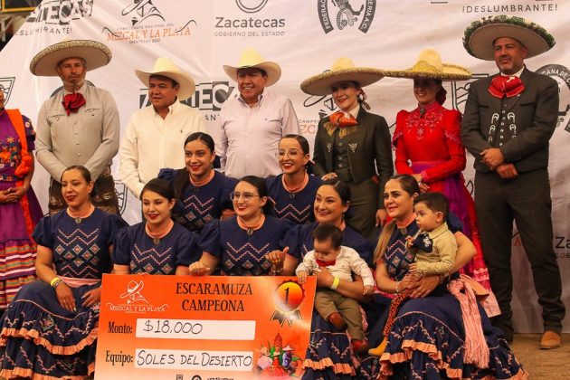 Las campeonas nacionales, Soles del Desierto, en la premiación como ganadoras de la rama femenil