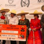 José Andrés Aceves Aceves en la premiación a Rancho Las Cuatas, subcampeón de este certamen