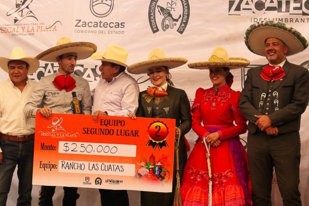 José Andrés Aceves Aceves en la premiación a Rancho Las Cuatas, subcampeón de este certamen