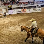 Alejandro Franco haciendo válida una mangana a caballo para Charros de La Laguna “A”