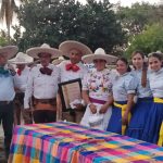 El anfitrión del clasificatorio estatal de Colima, Óscar López Salazar, acompañado por un grupo de damas charras