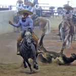 Ray Jara, de La Colonial RTA, festejando una de sus dos redondas derechas obtenidas en el coleadero