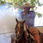 César González cuajando un pial en el lienzo de 18 unidades para Rancho El Potrillo
