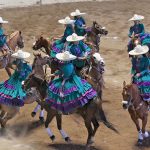 La escaramuza Capricho de Zacatecas ejecutando una coladera denominada «El Acueducto»