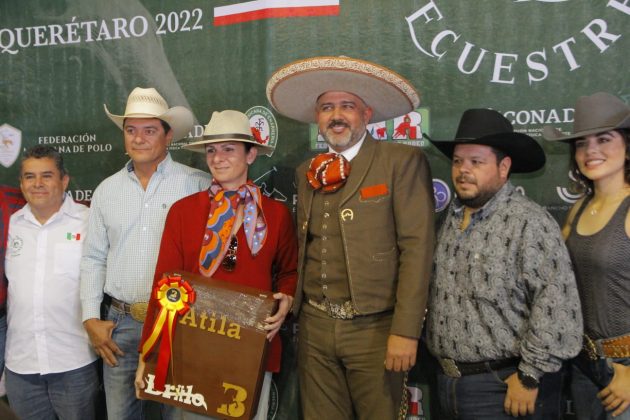 Ana Gabriela Guevara, directora general de CONADE, recibió un presente durante el cocktail que se celebró la tarde del jueves en Rancho El Pitayo