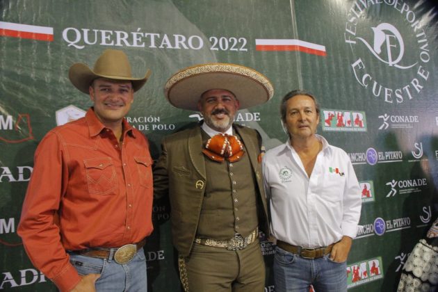 El ingeniero José Antonio Salcedo López, presidente de la Federación Mexicana de Charrería, flanqueado por sus homólogos de Rodeo, Aldo Garibay, y de Polo, Miguel Calzada