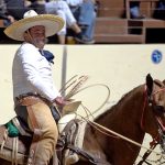 César Domínguez derribando una mangana a caballo para los Charros de Anguiplast