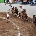 Mariano Trillo cuajando una mangana a pie para Morelia “Oro”