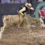 Leonardo Valdivia Franco lució con su jineteada de toro sin apoyo