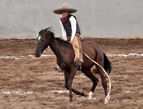 Brandon Zair Munguía Morales logró sumar 10 unidades en la jineteada de yegua para Rancho Alegre