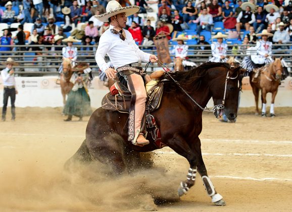 José Manuel Bermúdez Albores ejecuta la cala de caballo para su equipo, Rancho El Laurel de Chiapas