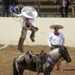 Espectaculares las pasadas sobre el caballo de José Cruz Arredondo González, durante la terna de los Charros de Puruándiro