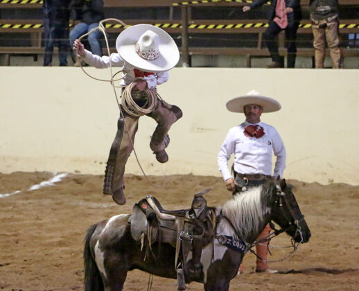 Espectaculares las pasadas sobre el caballo de José Cruz Arredondo González, durante la terna de los Charros de Puruándiro