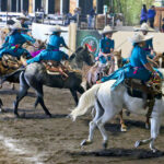 Las amazonas de la escaramuza Santa Catalina cruzan en el ejercicio denominado "Los Listones"