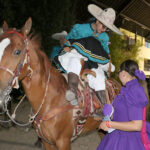 Las damas jueces realizan la obligatoria revisión de arreos antes de la participación de las escaramuzas