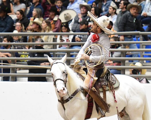 José Andrés Aceves Aceves, de Rancho Las Cuatas, acertó sus tres manganas a caballo en la tercera eliminatoria de este viernes