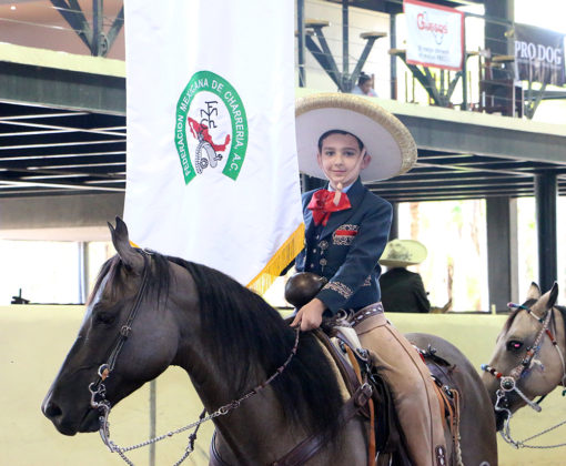 Santiago Salcedo Aceves portando el estandarte de la Federación Mexicana de Charrería