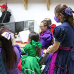 Revisión de video que se lleva a cabo al término de la participación de cada escaramuza, con la participación de las damas jueces, la capitana y, como en este caso, la instructora